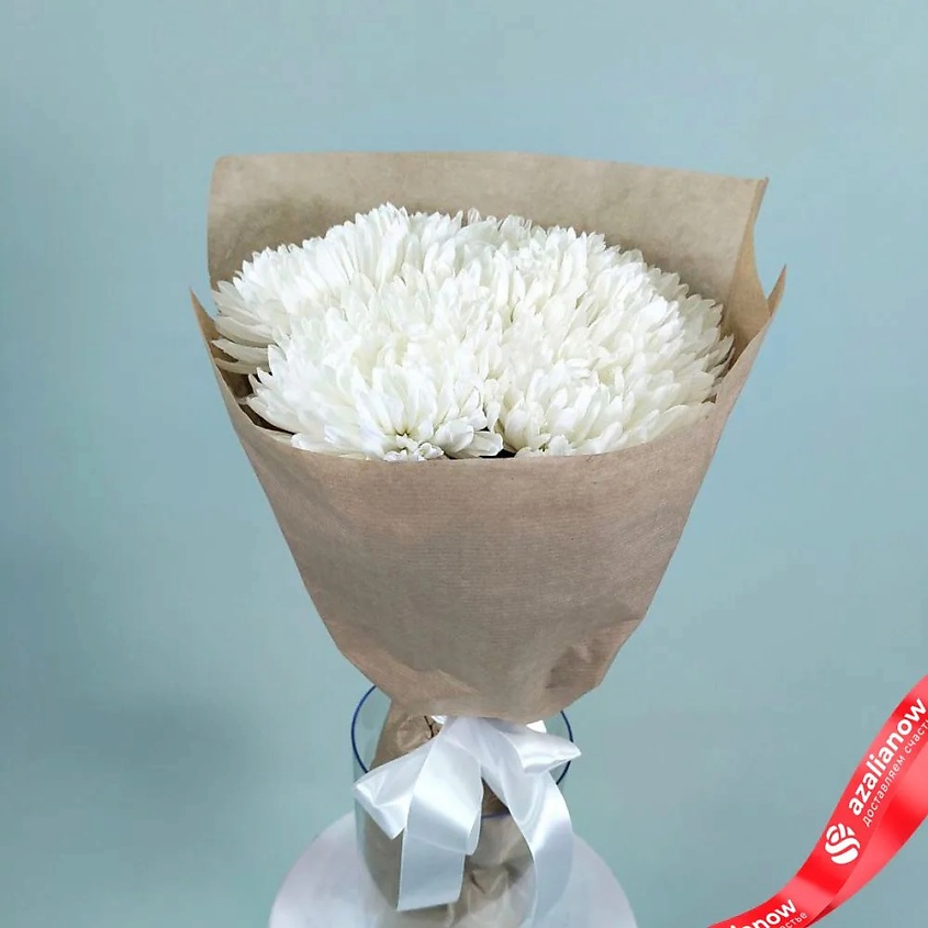 Изображение товара Стильный букет из 5 белых хризантем в крафте AZALIANOW - подарок или украшение