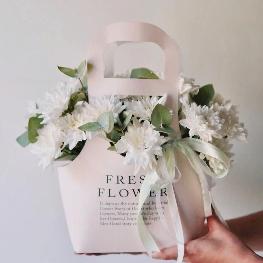 Изображение товара ЦВЕТОЧНАЯ МАСТЕРСКАЯ VETKA Кустовая хризантема белая в сумочке, Букет