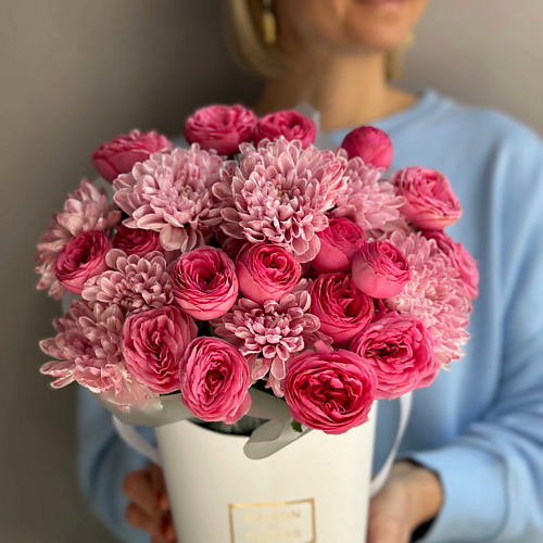 РЯБИНА ЦВЕТОЧНАЯ МАСТЕРСКАЯ Нежный букет из кустовых пионовидных роз с хризантемами