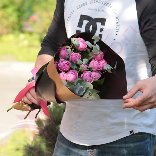 

FLORPRO Пионовидные кустовые розы Мисти Баблс с эвкалиптом в дизайнерской упаковке, Пионовидные кустовые розы Мисти Баблс с эвкалиптом в дизайнерской упаковке