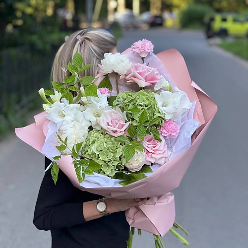 

LE BOUQUET Французские розы с гортензией гладиолусами и пионами, Французские розы с гортензией гладиолусами и пионами