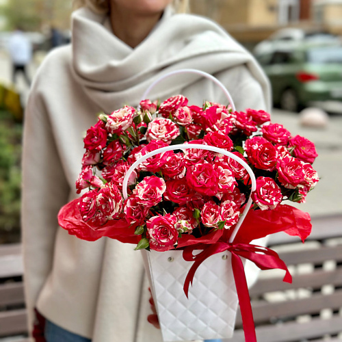РЯБИНА ЦВЕТОЧНАЯ МАСТЕРСКАЯ Букет из красных кустовых роз в сумочке