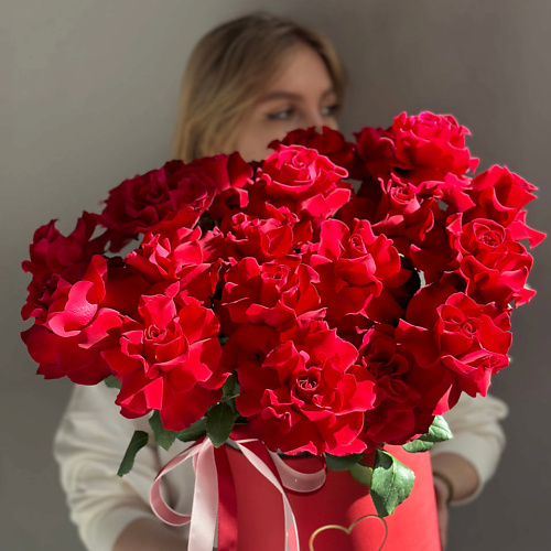 РЯБИНА ЦВЕТОЧНАЯ МАСТЕРСКАЯ Букет красных французских роз 6700₽