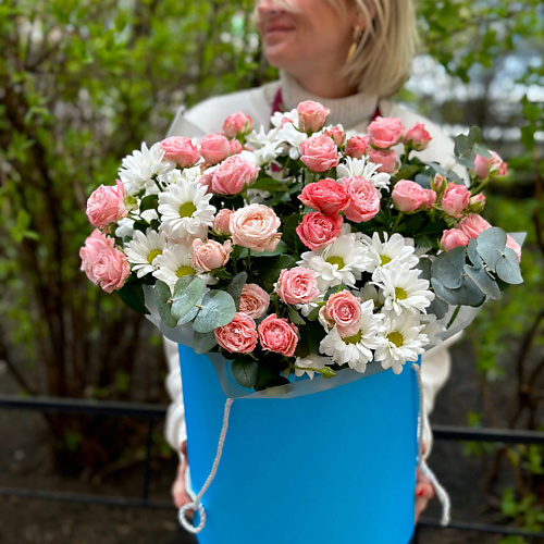 

РЯБИНА ЦВЕТОЧНАЯ МАСТЕРСКАЯ Коробка из пионовидных роз и ромашек, Коробка из пионовидных роз и ромашек