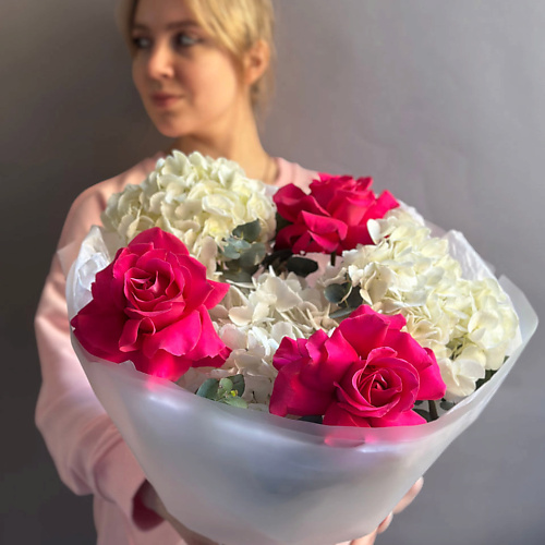 РЯБИНА ЦВЕТОЧНАЯ МАСТЕРСКАЯ Букет из белых гортензий и красных французских роз 4300₽
