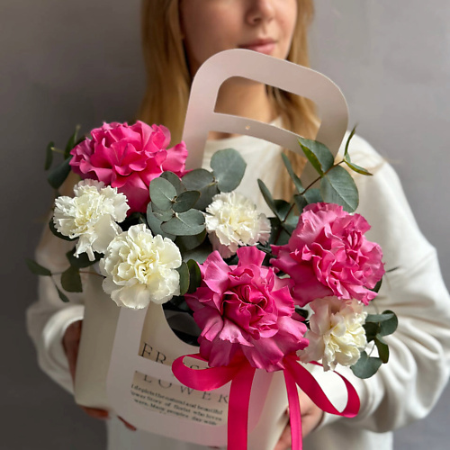 

РЯБИНА ЦВЕТОЧНАЯ МАСТЕРСКАЯ Пионовидные розы с белыми диантусами, Пионовидные розы с белыми диантусами