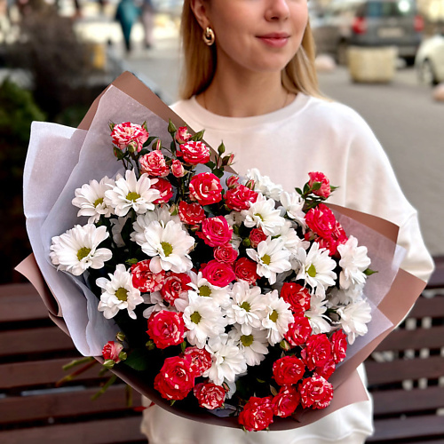 РЯБИНА ЦВЕТОЧНАЯ МАСТЕРСКАЯ Букет из ромашек и кустовых роз