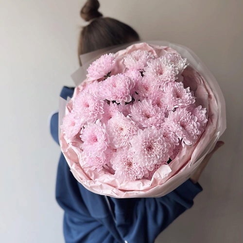 ЦВЕТОЧНАЯ МАСТЕРСКАЯ VETKA Розовая кустовая хризантема в букете