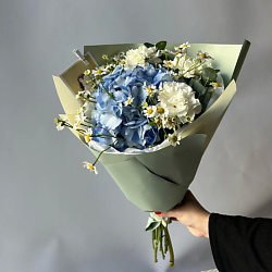 Воздушный поцелуй, букет из гортензии и ароматных диантусов