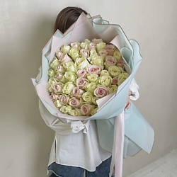 51 роза бело-розовая