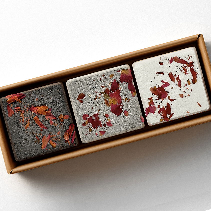 Изображение товара SOLACE Набор бомбочек для ванны Solace (3 шт) с солью, шиммером и сухоцветами, Набор 3 шт (амбра и перец / хлопок / кокос)