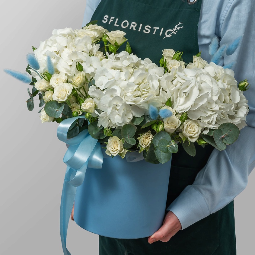 Изображение товара STUDIO FLORISTIC Композиция из кустовых Роз и Гортензий в шляпной коробке «Дыхание прибоя», 1 шт.