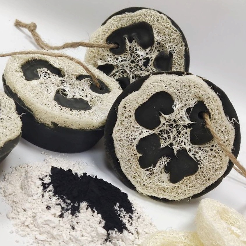 Изображение товара Шунгитовое мыло-скраб с люфой и белой глиной для тела натуральное ручное