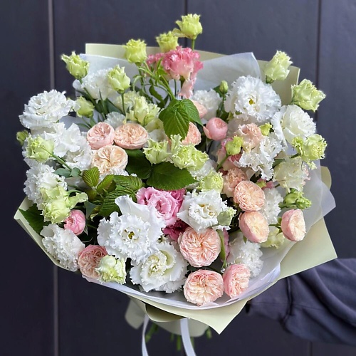 

ДАРИ ЦВЕТЫ Букет из эустомы и кустовой пионовидной розы, Букет из эустомы и кустовой пионовидной розы