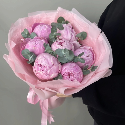 

БАЗАЦВЕТОВ24.РУ Стильный букет с 7 розовыми пионами и эвкалиптом в розовой упаковке, Стильный букет с 7 розовыми пионами и эвкалиптом в розовой упаковке