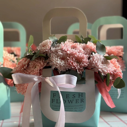 

РЯБИНА ЦВЕТОЧНАЯ МАСТЕРСКАЯ Цветочная коробка из хризантем, Цветочная коробка из хризантем