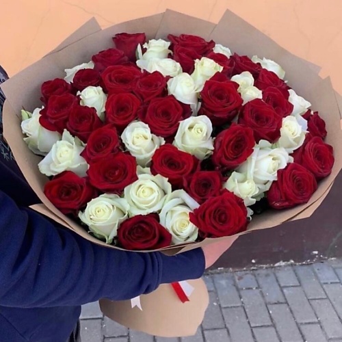 

ДАРИ ЦВЕТЫ 51 Красно-белая роза в крафте, 51 Красно-белая роза в крафте