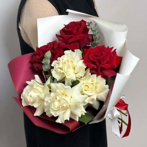 

ДАРИ ЦВЕТЫ Букет из красных и белых французских роз с эвкалиптом, Букет из красных и белых французских роз с эвкалиптом