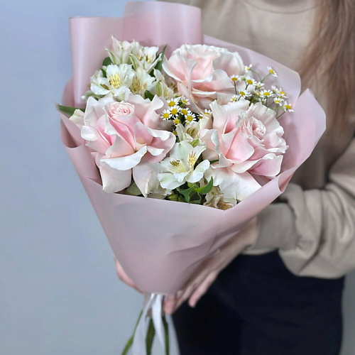 VIBE СТУДИЯ ЦВЕТОВ И ПОДАРКОВ Букет с французскими розами альстромерией и ромашками 3100₽