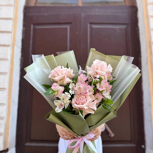 РЯБИНА ЦВЕТОЧНАЯ МАСТЕРСКАЯ Нежный букет французских роз с розовой альстромерией 3900₽