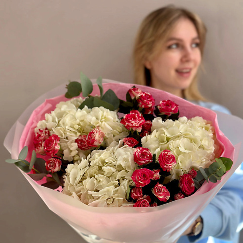 

РЯБИНА ЦВЕТОЧНАЯ МАСТЕРСКАЯ Букет из белых гортензий и кустовых роз, Букет из белых гортензий и кустовых роз