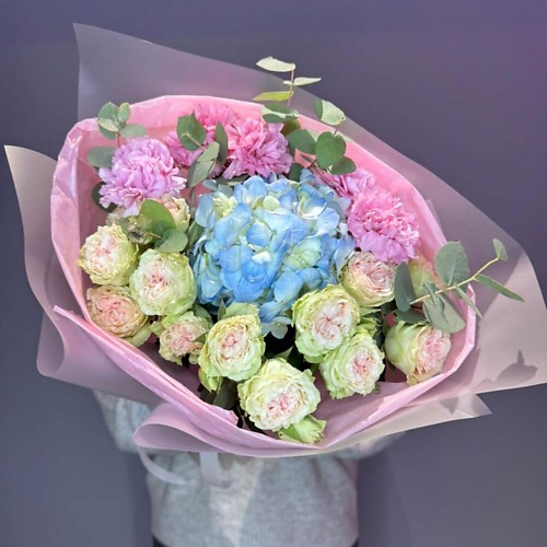 

ДАРИ ЦВЕТЫ Букет с голубой гортензией и кустовыми розами, Букет с голубой гортензией и кустовыми розами