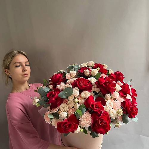 РЯБИНА ЦВЕТОЧНАЯ МАСТЕРСКАЯ Роскошный букет в коробке из роз и хризантем