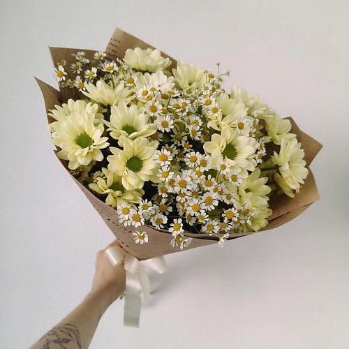 ДАРИ ЦВЕТЫ Летний букет с ромашками и лимонной хризантемой 5000₽