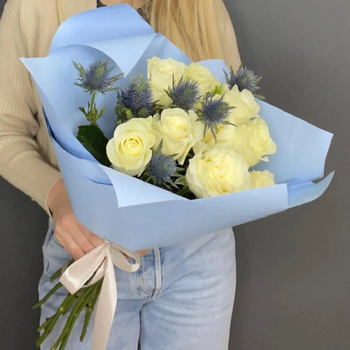 

PINKBUKET Букет "Энигма" из белых роз и эрингиума, Букет "Энигма" из белых роз и эрингиума