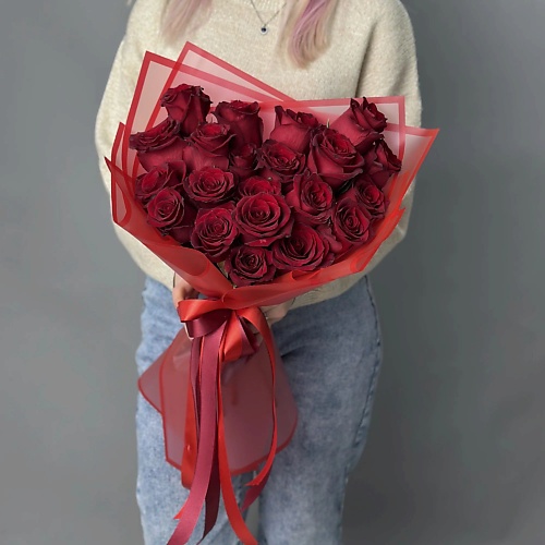 БАЗАЦВЕТОВ24.РУ Яркий букет с 21 красной розой Эквадор в красной полупрозрачной упаковке