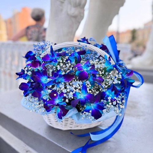 РЯБИНА ЦВЕТОЧНАЯ МАСТЕРСКАЯ Большой букет из синих орхидей с гипсофилой в корзине