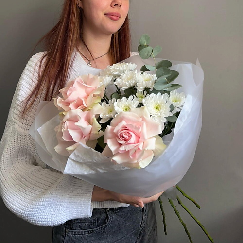 

VIBE СТУДИЯ ЦВЕТОВ И ПОДАРКОВ Нежный букет с французскими розами, хризантемой и веточкой эвкалипта, Нежный букет с французскими розами, хризантемой и веточкой эвкалипта