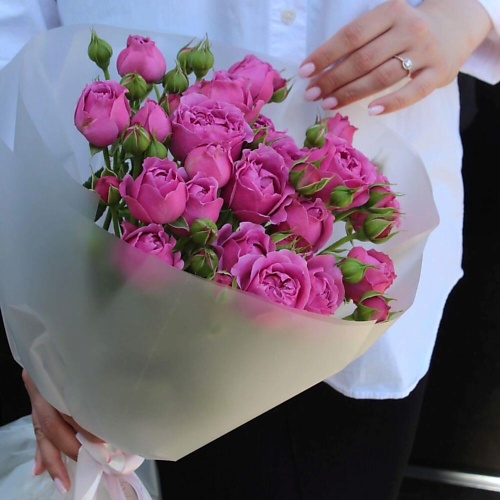 ДАРИ ЦВЕТЫ Монобукет из розовых кустовых роз 3500₽