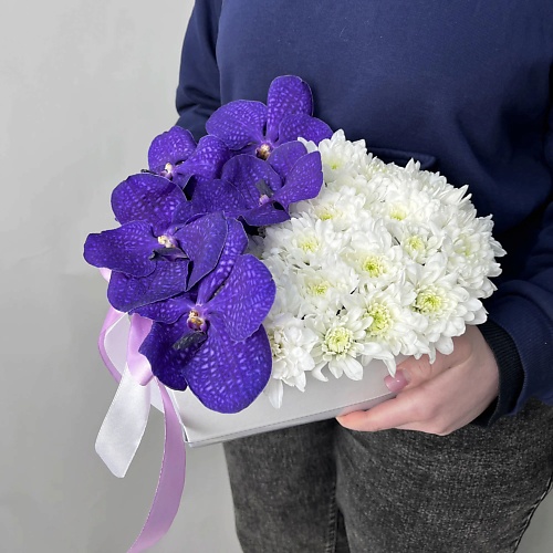 

БАЗАЦВЕТОВ24.РУ Яркий букет с 3 хризантемами и орхидеями Ванда в коробке-сердце, Яркий букет с 3 хризантемами и орхидеями Ванда в коробке-сердце