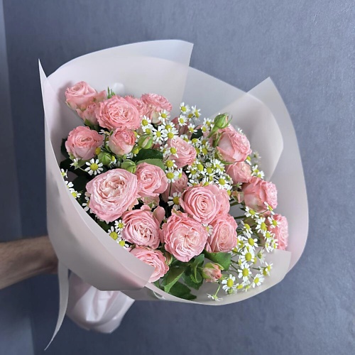 

ДАРИ ЦВЕТЫ Букет из кустовой пионовидной розы бомбастик и ромашки, Букет из кустовой пионовидной розы бомбастик и ромашки