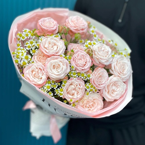 

ДАРИ ЦВЕТЫ Букет из кустовой розы и очаровательных ромашек, Букет из кустовой розы и очаровательных ромашек