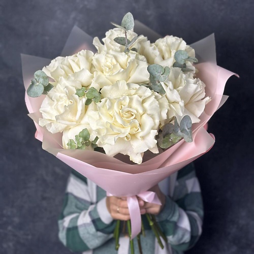 

VIBE СТУДИЯ ЦВЕТОВ И ПОДАРКОВ Букет из 7 белых роз с эвкалиптом, Букет из 7 белых роз с эвкалиптом