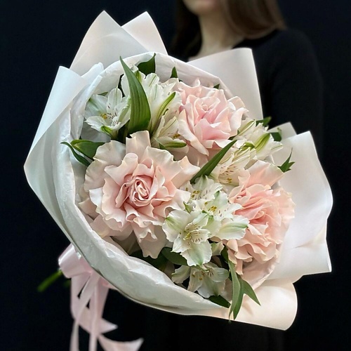 VIBE СТУДИЯ ЦВЕТОВ И ПОДАРКОВ Букет французская роза и белая альстромерия