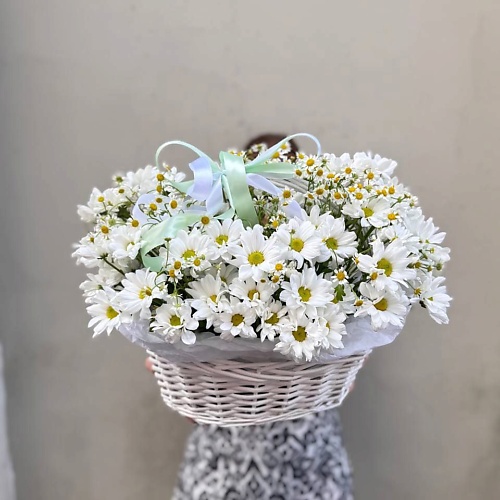 РЯБИНА ЦВЕТОЧНАЯ МАСТЕРСКАЯ Композиция из хризантем и ромашек в плетёной корзине 6500₽