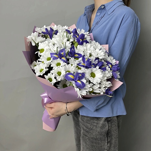 

БАЗАЦВЕТОВ24.РУ Букет из 11 ирисов с белыми хризантемами Бакарди в сиреневой упаковке, Букет из 11 ирисов с белыми хризантемами Бакарди в сиреневой упаковке