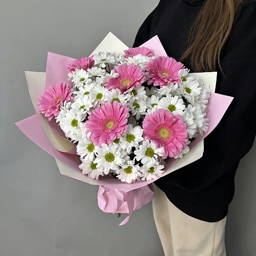 

БАЗАЦВЕТОВ24.РУ Яркий букет из 7 розовых гербер с кустовыми белыми хризантемами, Яркий букет из 7 розовых гербер с кустовыми белыми хризантемами