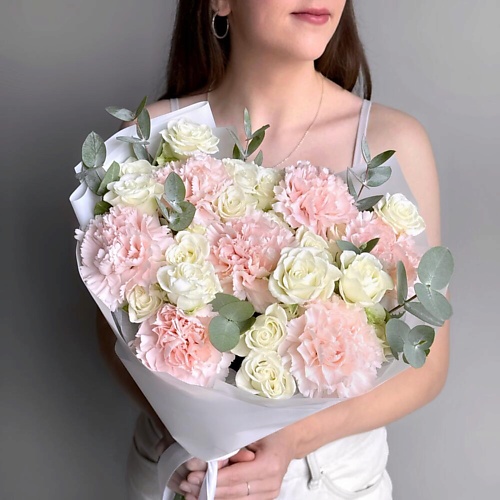 

VIBE СТУДИЯ ЦВЕТОВ И ПОДАРКОВ Нежный букет розовый диантус, белые кустовые розы и эвкалипт, Нежный букет розовый диантус, белые кустовые розы и эвкалипт