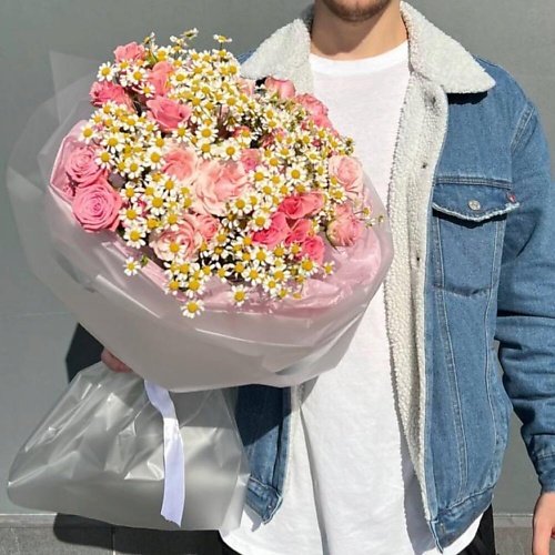 

ДАРИ ЦВЕТЫ Ромашки с кустовыми розами в упаковке, Ромашки с кустовыми розами в упаковке