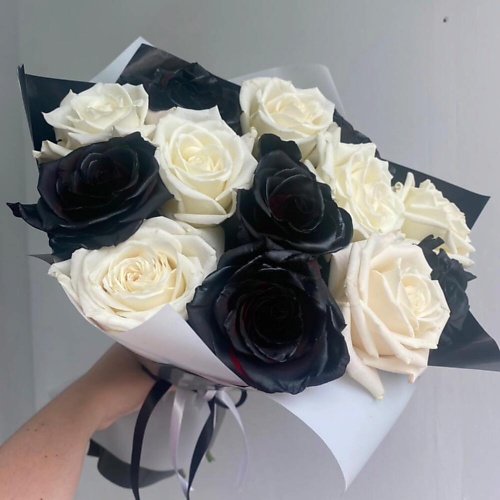 

ДАРИ ЦВЕТЫ Букет из 13 черных и белых роз, Букет из 13 черных и белых роз