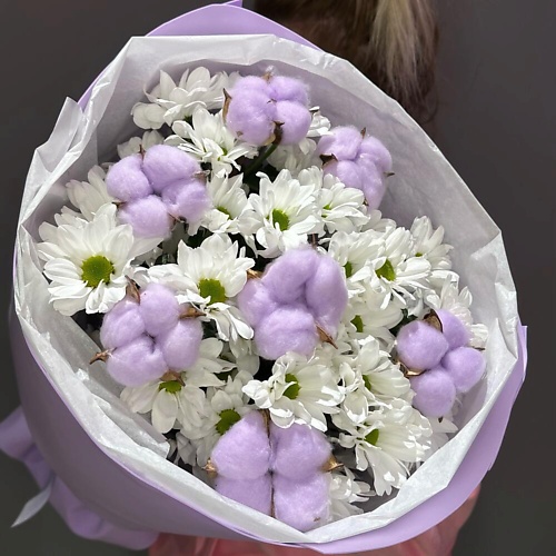 

ДАРИ ЦВЕТЫ Букетик с ромашковыми хризантемами и хлопком, Букетик с ромашковыми хризантемами и хлопком