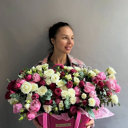 

РЯБИНА ЦВЕТОЧНАЯ МАСТЕРСКАЯ Большая корзина пионовидных роз, Большая корзина пионовидных роз