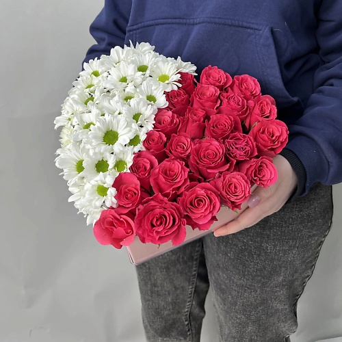 БАЗАЦВЕТОВ24.РУ Яркий букет с 3 хризантемами и розовыми розами в коробке-сердце