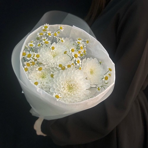 VIBE СТУДИЯ ЦВЕТОВ И ПОДАРКОВ Букет комплимент из хризантемы и ромашки 1450₽