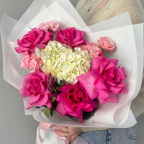 БАЗАЦВЕТОВ24.РУ Букет из 5 премиальных светло-розовых роз Эквадор с белой гортензией