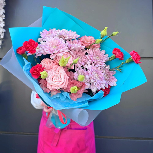 

ДАРИ ЦВЕТЫ Букет в яркой упаковке с хризантемами, Букет в яркой упаковке с хризантемами